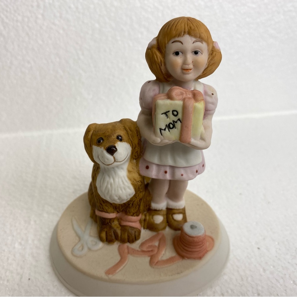 "TO MOM" Moments To Remember Wallace Berrie Co. 1981 Porcelain Figurine Girl Dog